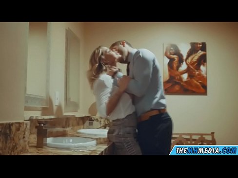 ❤️ Pe a faaosoosoina oe e se blonde busty i totonu o se faletaele lautele ❤️ Rusia porn